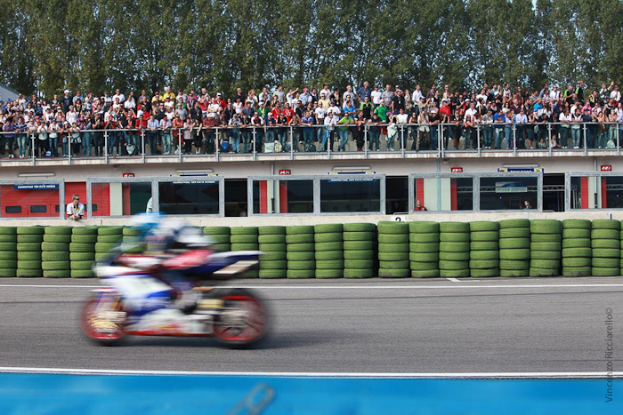 Soggetto in movimento e ambiente circostante nitido